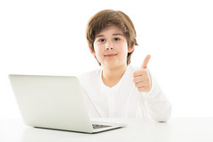 男孩与笔记本电脑和竖起大拇指