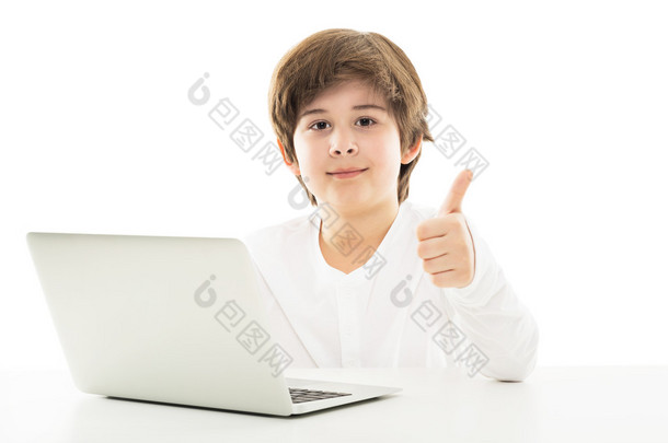 <strong>男孩</strong>与笔记本电脑和竖起大拇指