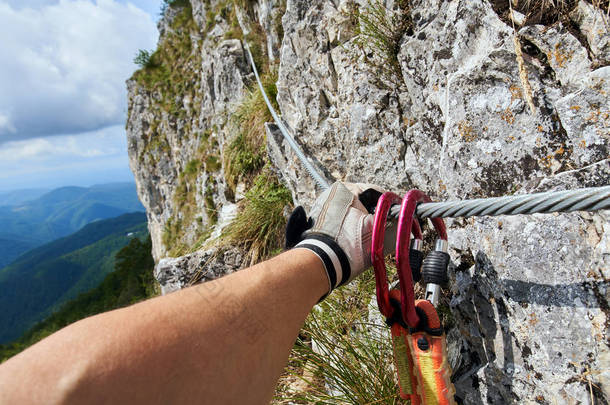 登山者爬上通过 ferrata