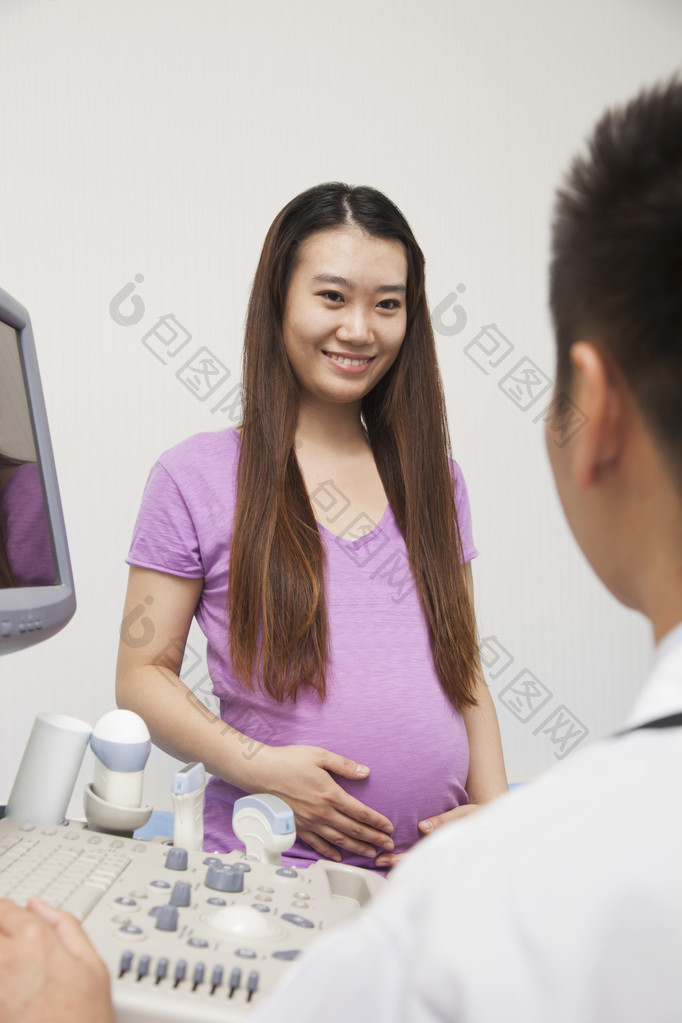 怀孕的女孩在候诊室等医生-包图企业站
