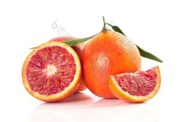 在白色背景上分离的<strong>血</strong>红色橙子