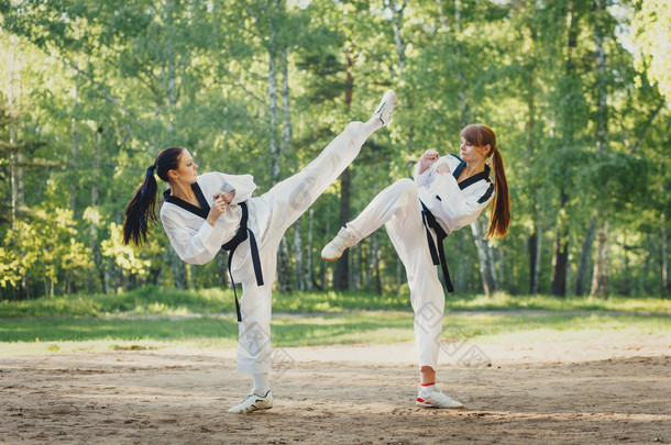 两个<strong>空手道</strong>女子室外的战斗