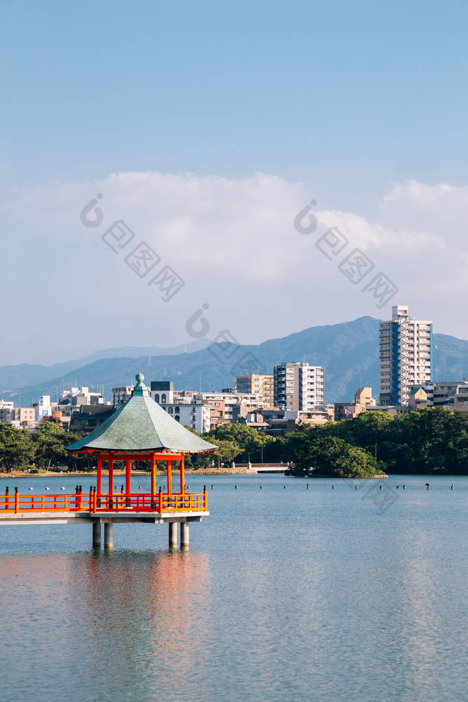 日本福冈大濠公园的湖和凉亭