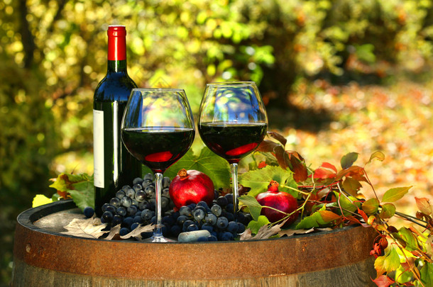 眼镜红酒上旧桶与秋天的叶子