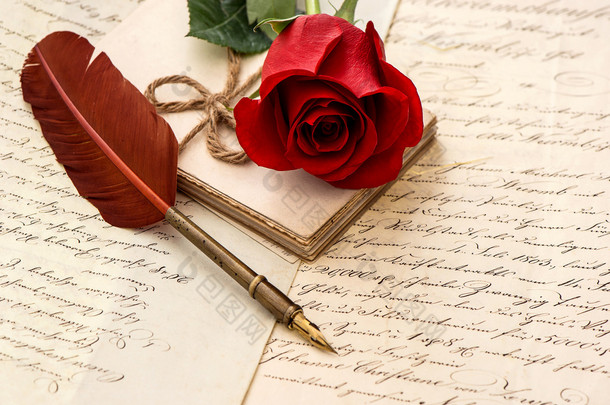 旧的信件，玫瑰花卉和古董羽毛笔