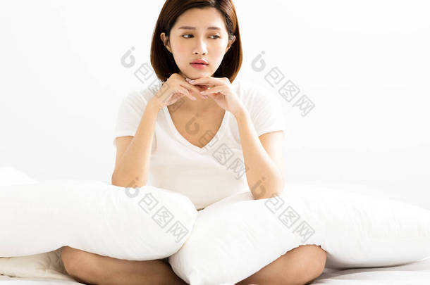 郁闷的年轻女子坐在床上