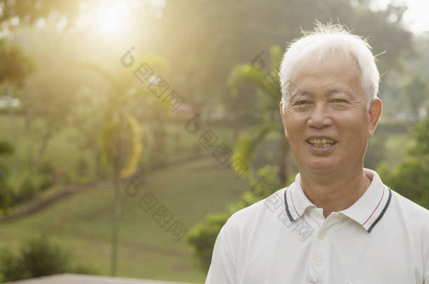 亚洲老年人人室外肖像