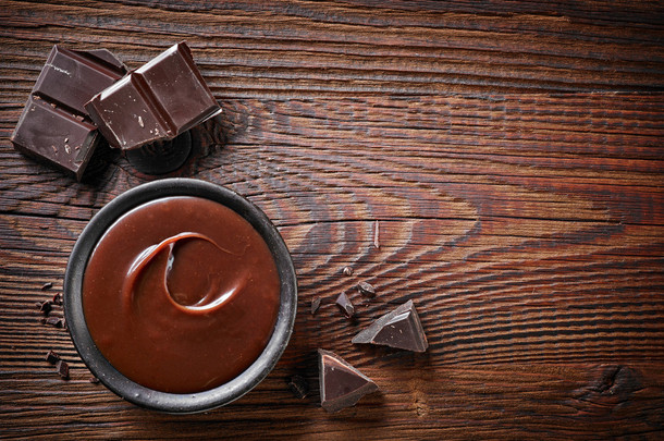 巧克力奶油和巧克力碎片