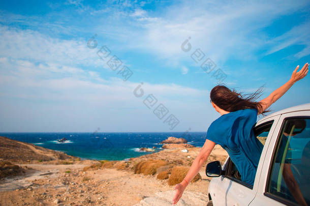 年轻的女子在<strong>假期</strong>乘汽车旅行。<strong>暑假</strong>和汽车旅行概念。家庭旅行.