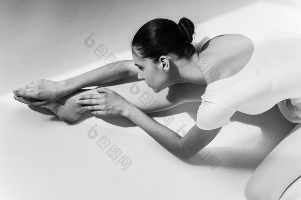 芭蕾舞女演员做伸展运动