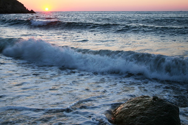 海和早晨<strong>黎明</strong>的浪潮下的风景