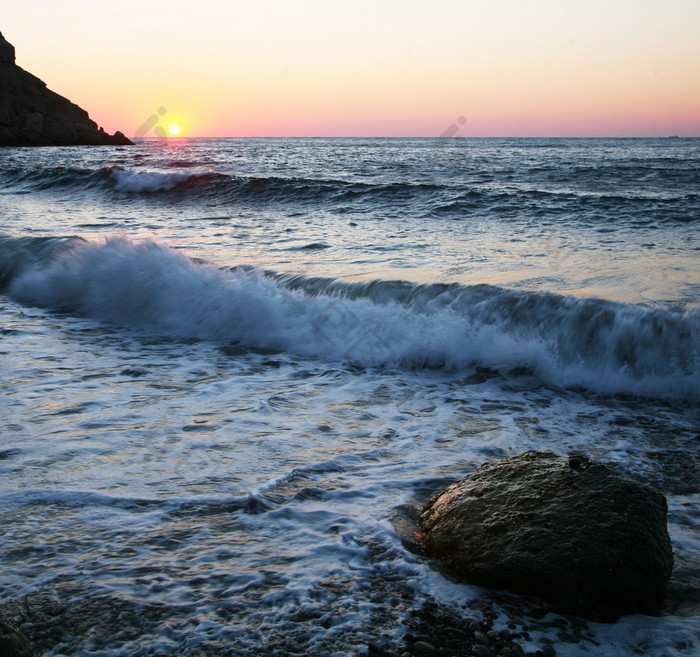 海和早晨黎明的浪潮下的风景