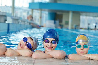 在游泳池的快乐儿童组图片