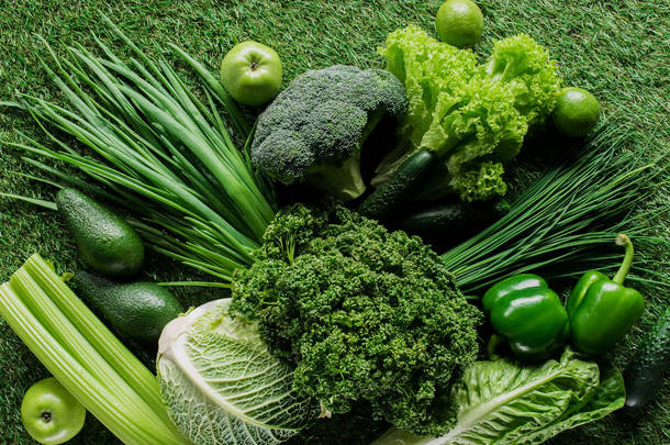 草上生鲜可口绿色蔬菜的顶部观, <strong>健康饮食</strong>理念
