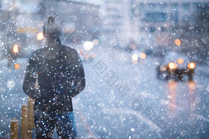 这座城市在冬天人雨雪天气图片-包图网企业站