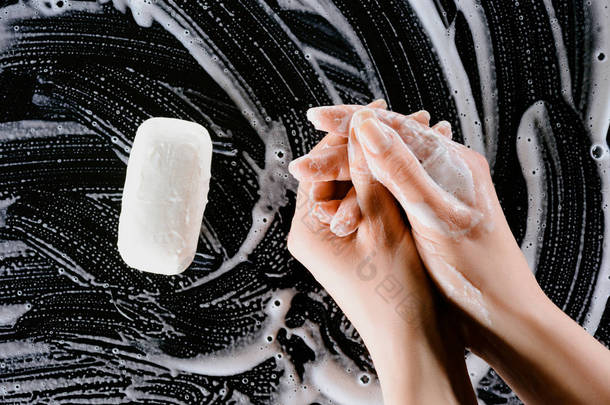 妇女洗手用肥皂泡沫的裁剪视图