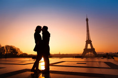 在埃菲尔铁塔背景上接吻的夫妇