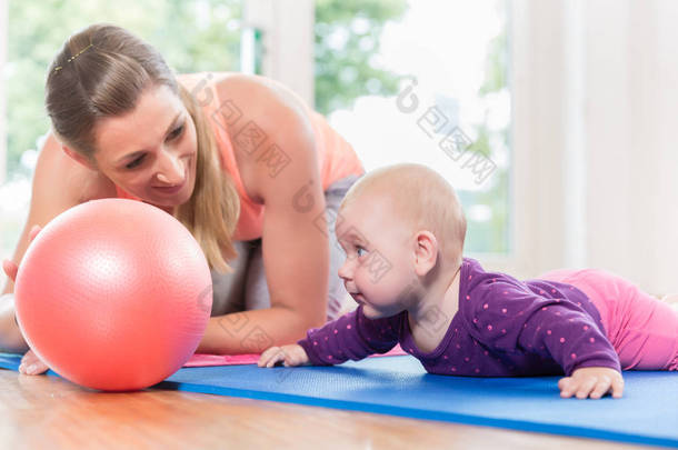 妈妈和宝宝练习在母婴课程中<strong>爬行</strong>