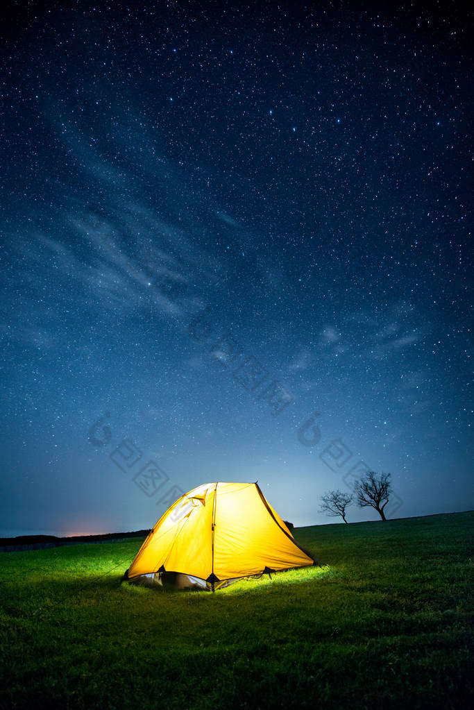 星光灿烂的天空下, 夜晚群山中闪耀的露营帐篷