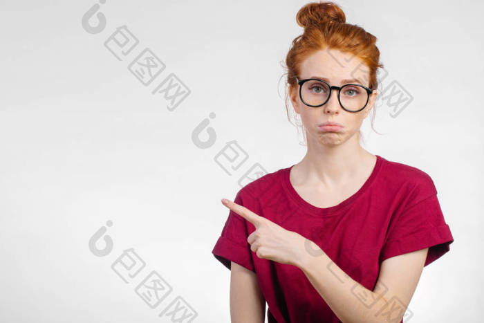 不高兴的女人指着消极情绪面部表情感觉图片-包图网企业站