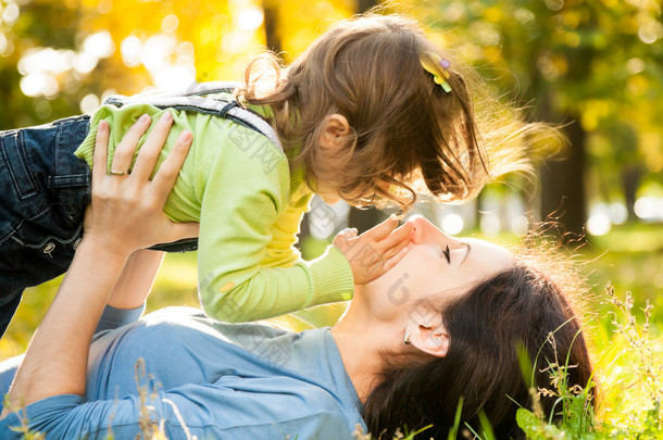 孩子在秋<strong>季</strong>的女人