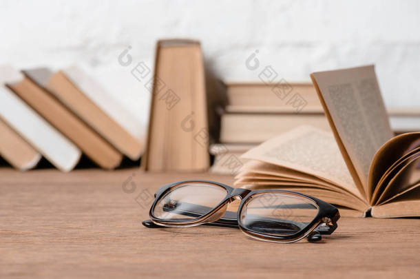 木桌上眼镜和书籍的特写镜头