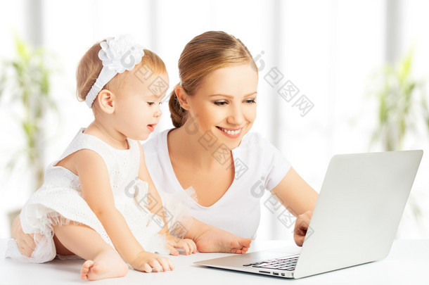 妈妈和宝宝用电脑在家工作