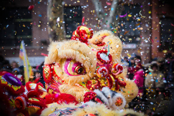 <strong>舞狮子</strong>和纸屑在中国新年庆祝活动期间 