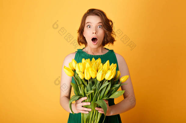 在橙色的黄色郁金香花束震惊妇女的肖像