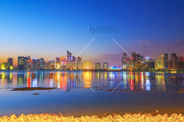 青岛城市建筑景观的夜景图片-包图网企业站