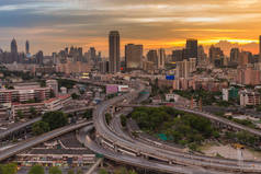 曼谷市与公路交叉口鸟瞰图与戏剧后的夕阳的天空