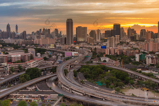 曼谷市与公路交叉口鸟瞰图与戏剧后的夕阳的天空