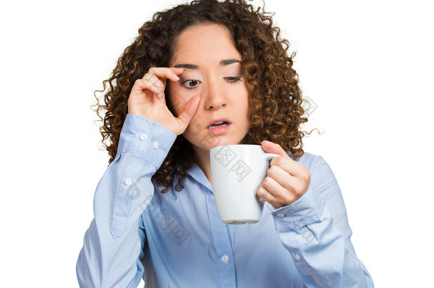 累了，落睡着了的女人，拿着杯咖啡的员工