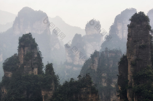 高大的山峰的袁家界