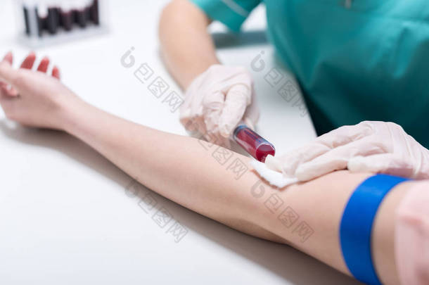 护士用注射器采取血液样本