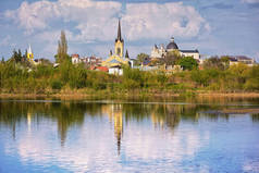 风景-河岸边的教堂和寺庙 (乌克兰卢茨克市).