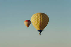 在蓝天中飞行的热气球