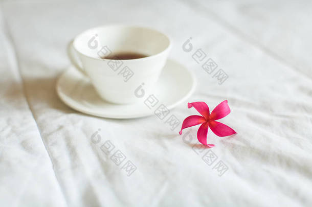 喝杯茶，花白色的床上