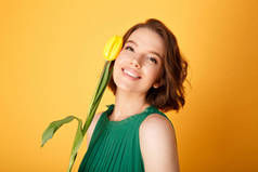 橙色的黄色郁金香的微笑的妇女的画像