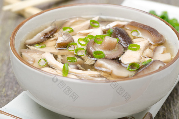 中国食品-鸡，汤的碗香菇
