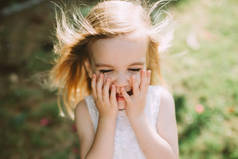 夏日公园微笑的可爱小女孩肖像