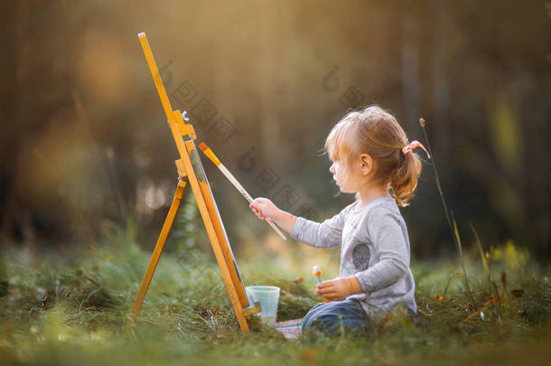 小女孩在户外画画 
