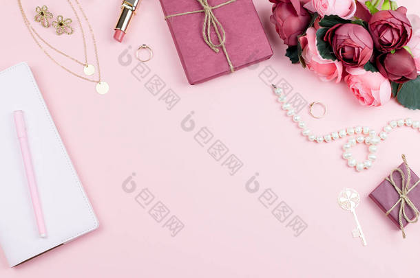 粉红色背景的花卉, 化妆品和珠宝