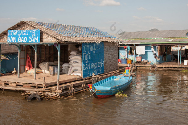 仓库与在 ozeretonlesap 在柬埔寨的水<strong>工程建筑</strong>材料.