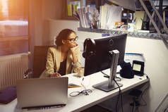 年轻专业女记者工作难住在办公室里在晚上