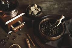 用豆子在木桌上的咖啡研磨机