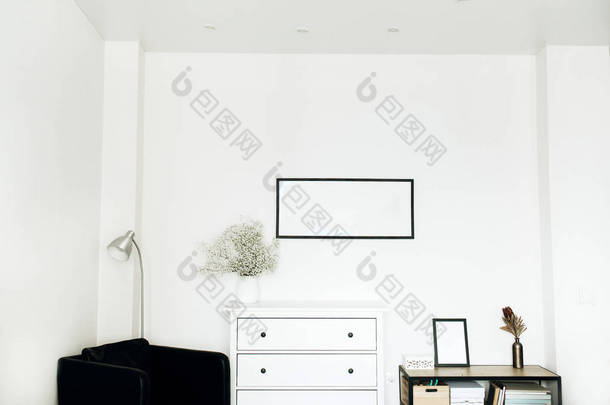 <strong>家居设计</strong>室内配有相框, 白色花花束和抽屉柜, 白色背景扶手椅。最小斯堪的纳维亚概念.