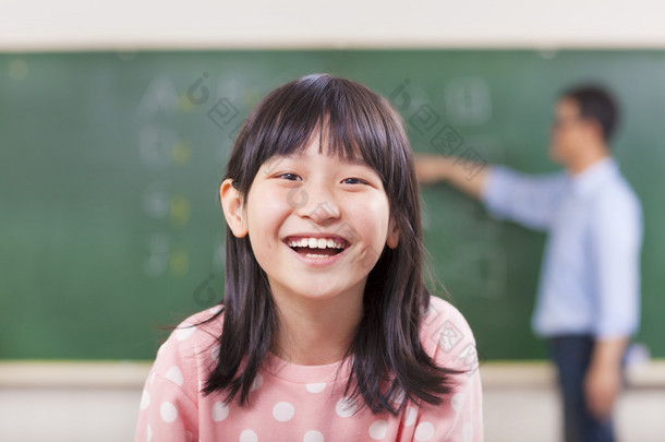 快乐的学生与老师在类中微笑
