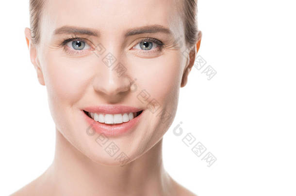 微笑的妇女与新鲜干净的皮肤隔绝白色