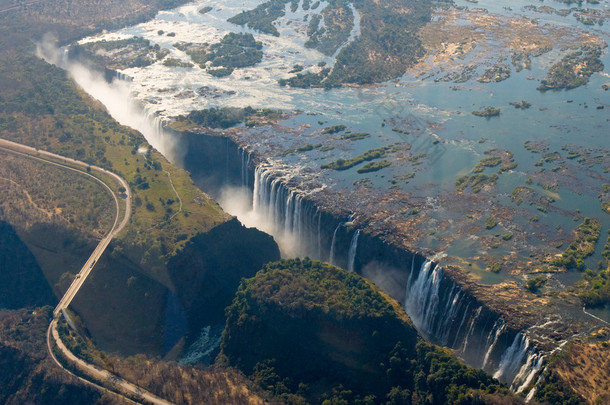维多利亚瀑布是世界上水的大帷幕.